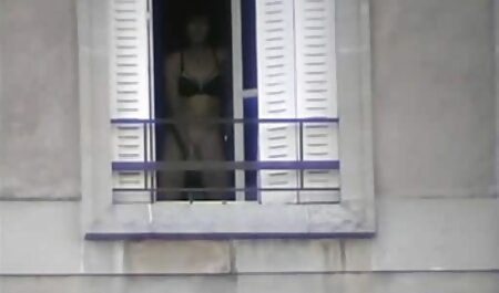 Lovelace duwt zijn penis in de stap-voor-stap gratis sexfilm downloaden negerdag op het open balkon.