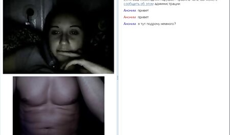 Jonge Lesbienne lag gratis sexfilm vagina dicht op het grijze kussen en maakte vaginale Fisting.